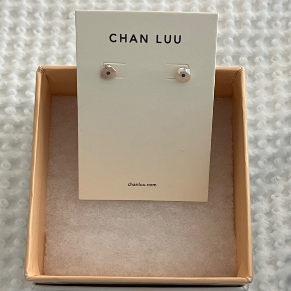 NWT Chan Luu Pearl Stud Earrings - Picture 13 of 13